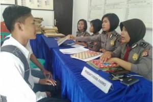 Anggota Polres Kuningan saat menerima pendaftaran anggota Pollri.